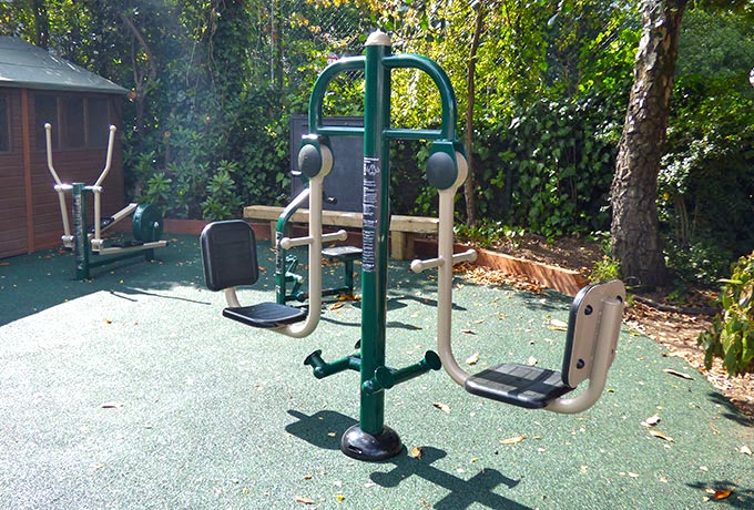 Wimbledon school outdoor gym - Seated Leg Press